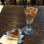 アイスカフェオレとカボチャのケーキ(風の沢ミュージアム ショップアンドカフェ （カゼノサワミュージアム SHOP & CAFE）)