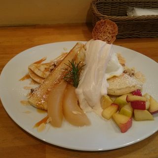 焼きリンゴと洋ナシのパンケーキ(パンケーキママカフェ VoiVoi （ヴォイヴォイ）)