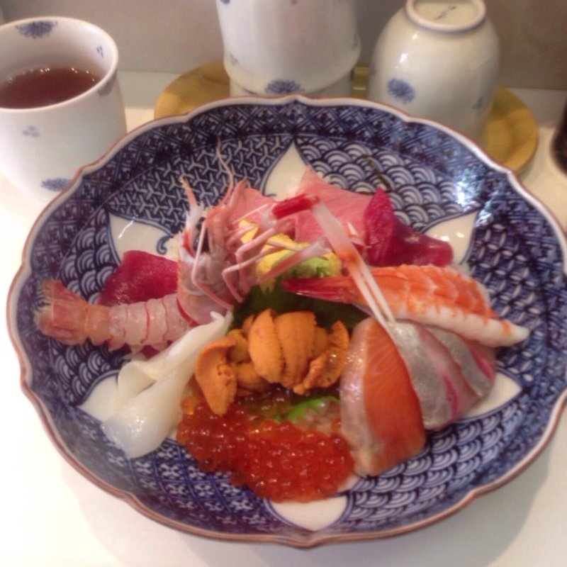 海鮮丼(うおがし かんの)