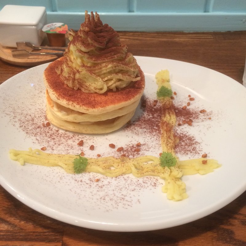 さつまいもとりんごのモンブランパンケーキ(カフェ クオーネ （Cafe Quone）)