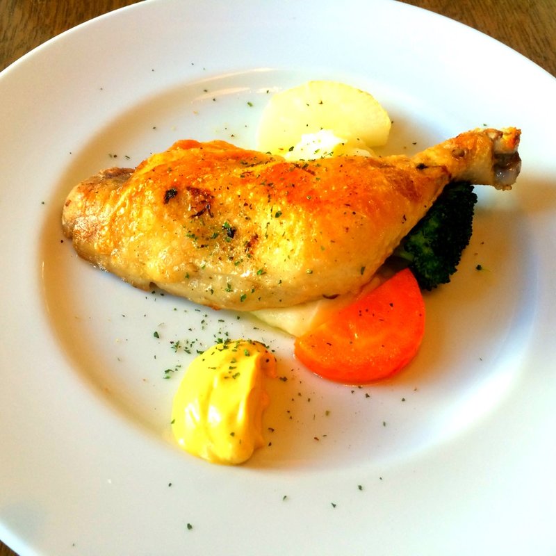 骨つき鶏もも肉のロースト焼き(HUIT harajuku)