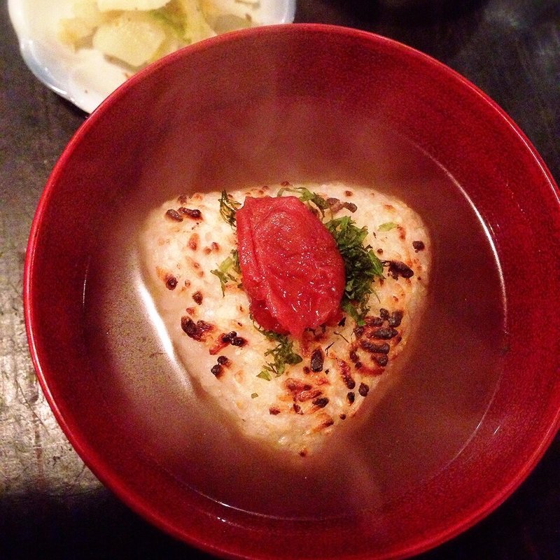 おでんだしでつくる焼きおむすび茶漬け(ことこと)