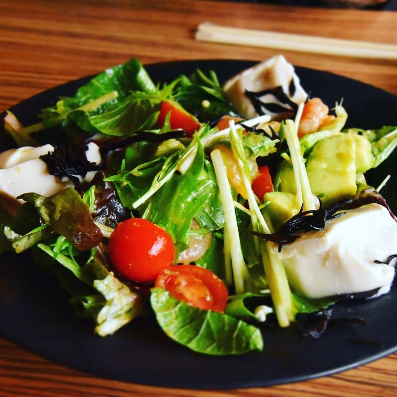 海老・アボカド・豆腐の贅沢サラダプレート(OBU CAFE （オブカフェ）)
