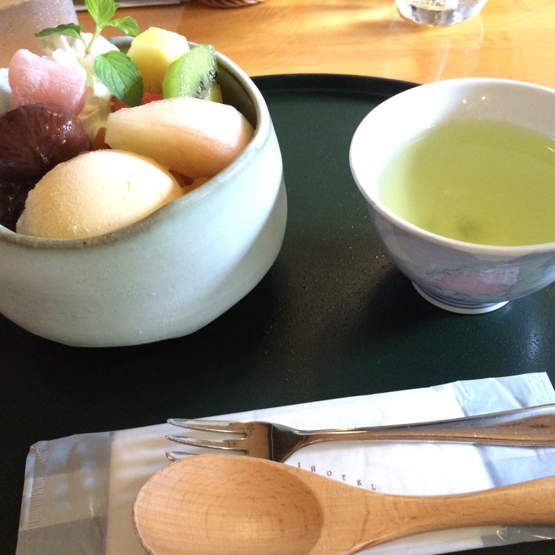 栗あんみつバニラアイスとフルーツとともに(緑茶付)(万平ホテル カフェテラス )