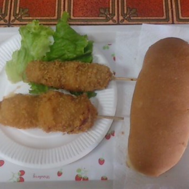 コッペパンと串カツ(給食当番)