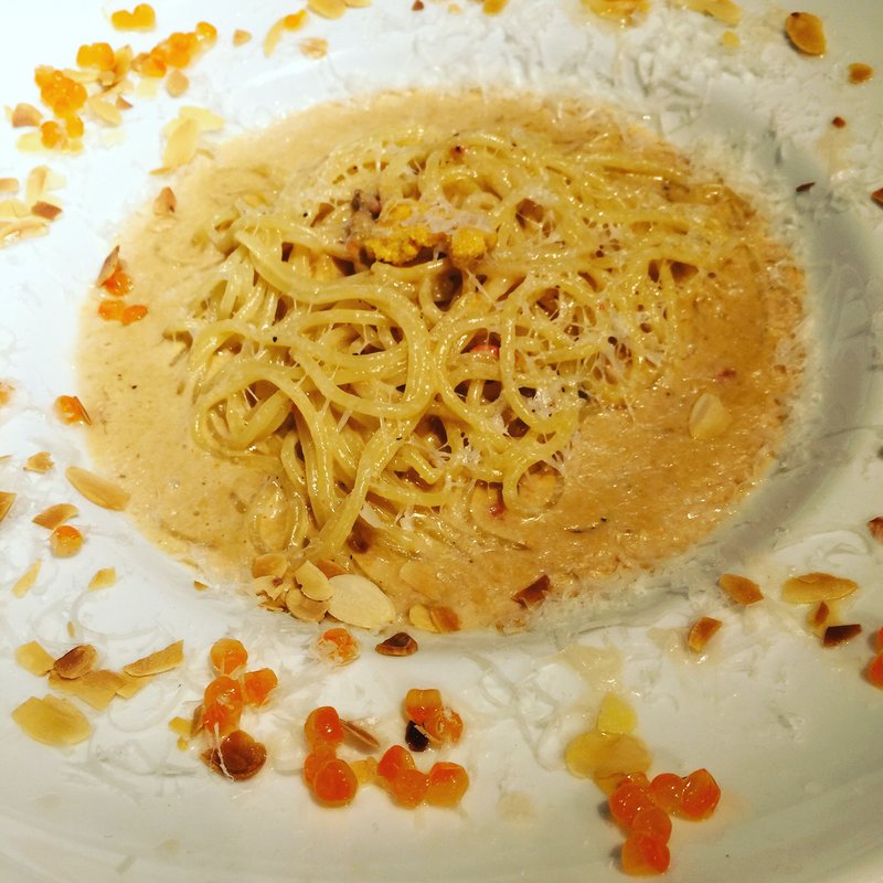 女川産雲丹と殻つき帆立貝ペコリーノチーズの濃厚ウニクリームソース　ローストアーモンド風味