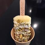 パイナップルシャーベットにホワイトチョコはハーフ、ピスタチオをトッピング(popbar )