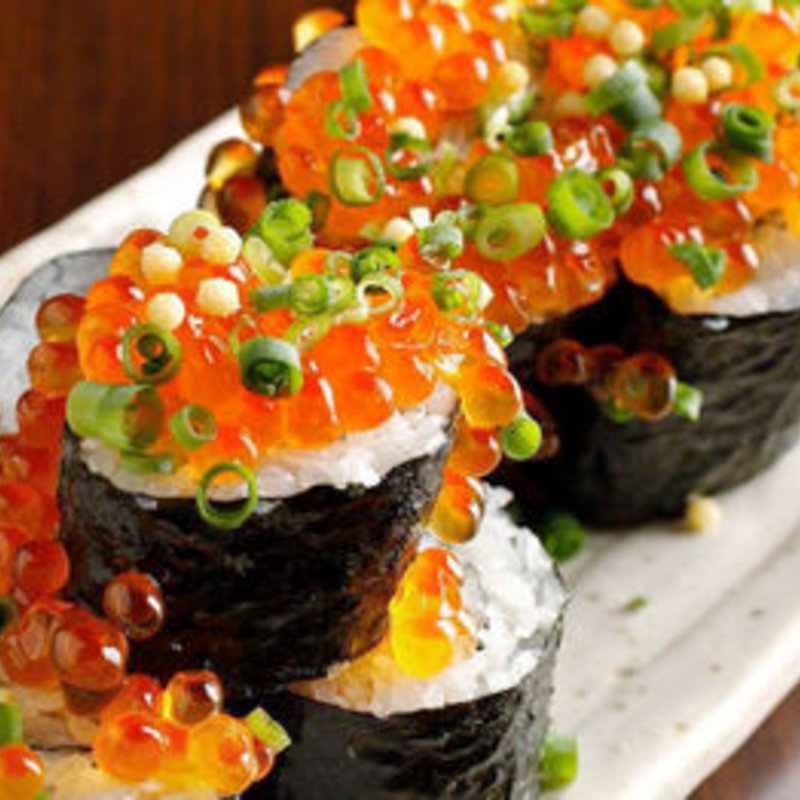 鮭といくらのこぼれ巻き(さかなさま 北千住本店)