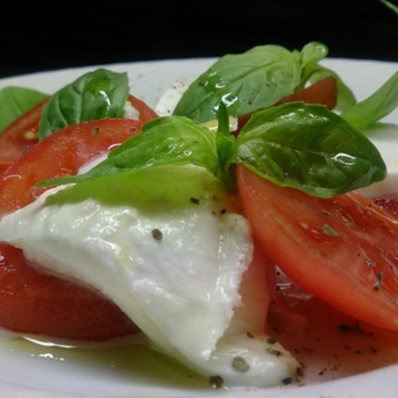 フルーツトマトとモッツァレラブッファラ（水牛）のカプレーゼ(Wine＆Dining 蔵人 )