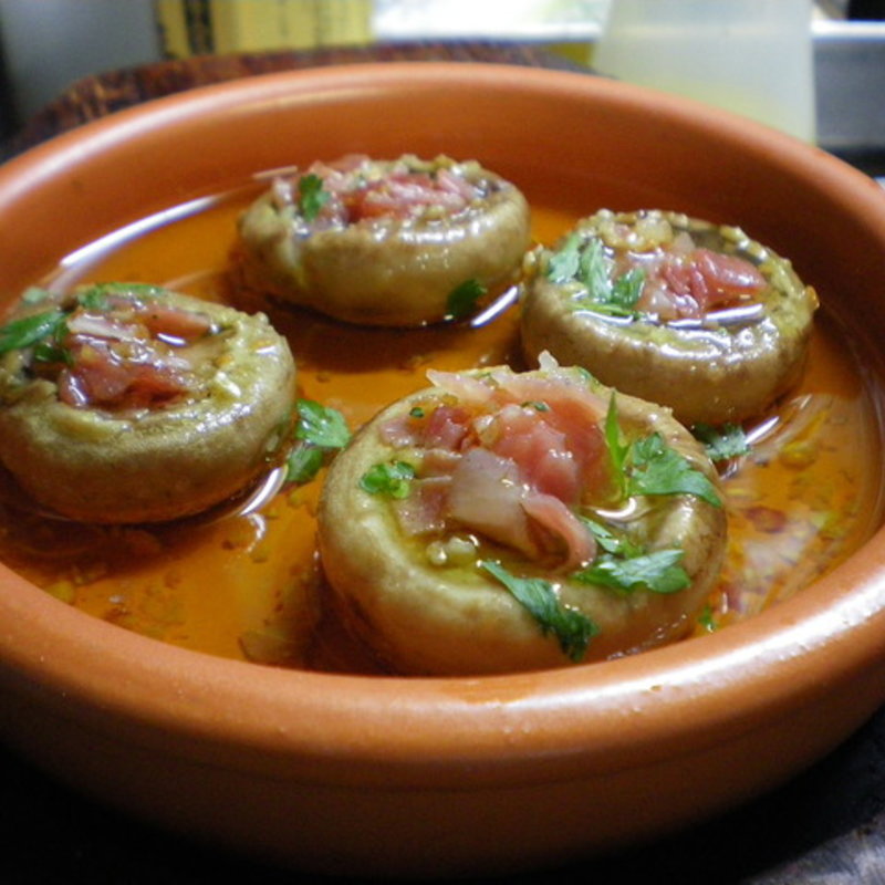 マッシュルームの生ハム詰め アヒージョ(Wine＆Dining 蔵人 )