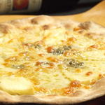 クアトロフォルマッジ（4種チーズ）のピッツァ