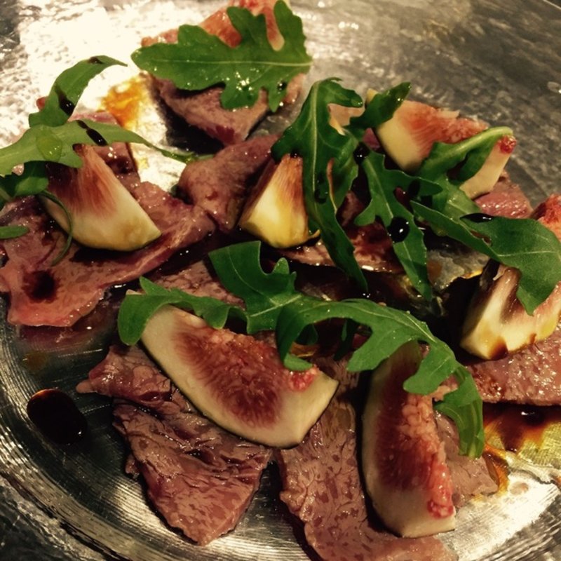 牛炙りカルパッチョ　黒イチジク添え(オステリア タナロ （OSTERIA TANARO）)
