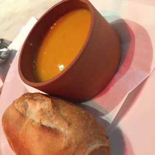 ニンジンのスープとブレッド(メゾン・ド・ラ・ブルゴーニュ （maison de la Bourgogne）)