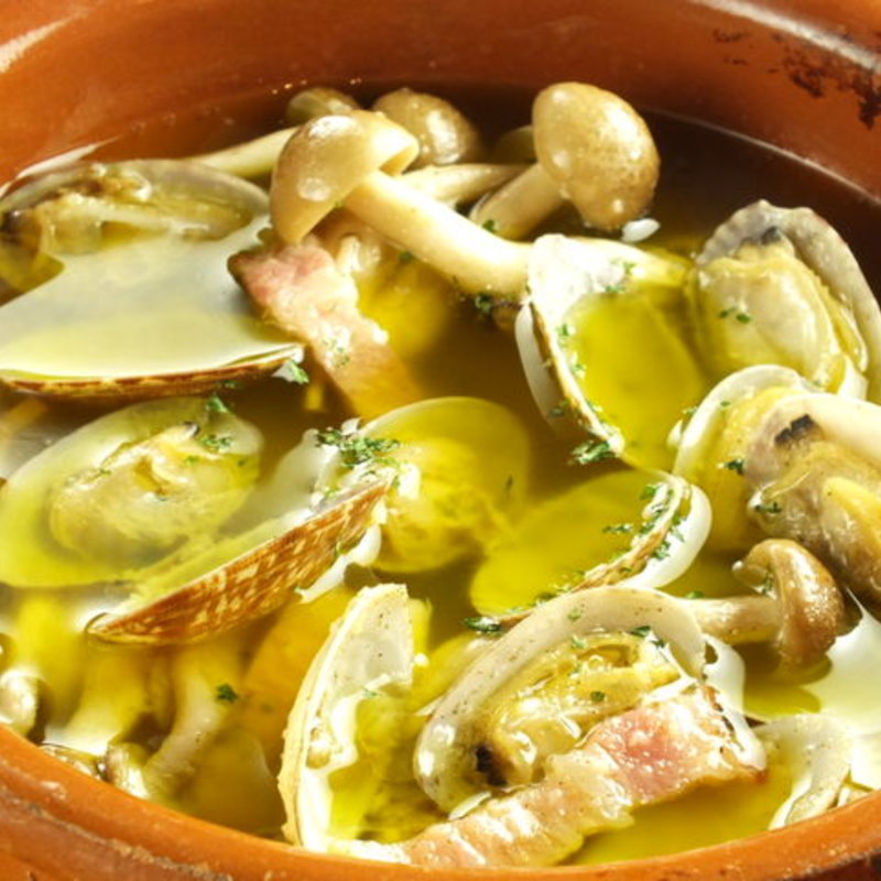 アサリとベーコンのアヒージョ(バー ディオベスティア （bar dio bestia）)