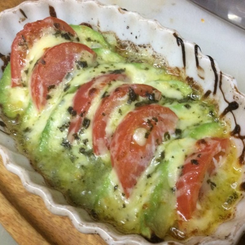 アボカドとトマトの焼きカプレーゼ(バー ディオベスティア （bar dio bestia）)