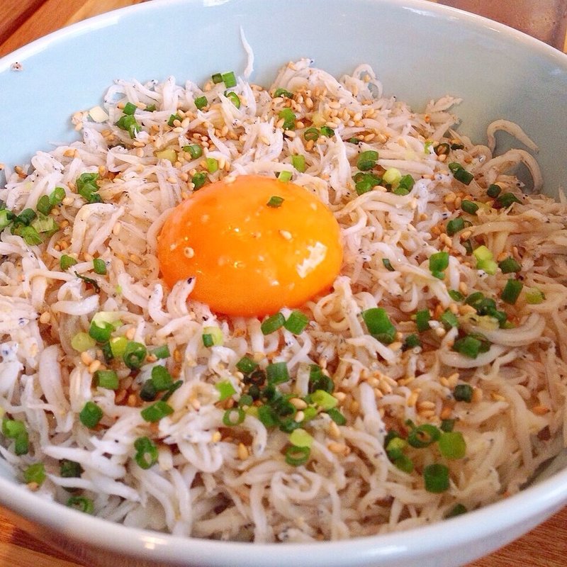 しらす丼（お味噌汁・小鉢・浅漬付）(松と枝)