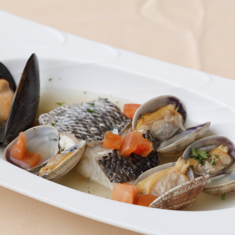 本日の鮮魚を魚介とアクアパッツァ仕立てに(ナチュラル ダイエット レストラン NODO)