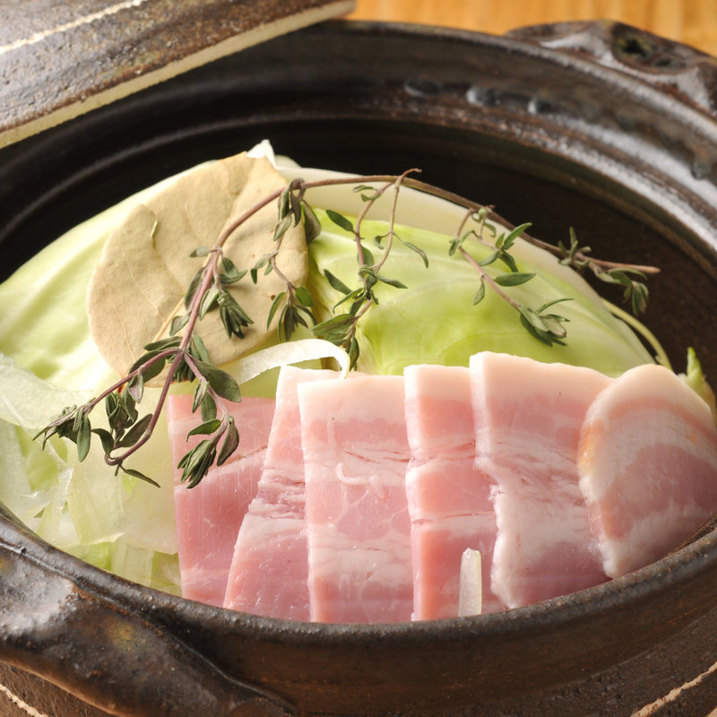 丸五とキャベツとベーコンのタジン風(七菜 銀座)