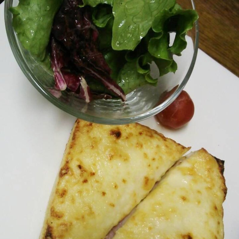 クロックムッシュ　グリーンサラダ添え(中国料理 「王朝」 ヒルトン大阪 （オウチョウ）)