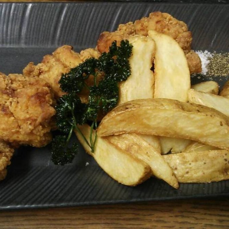 フライドチキン　ウエッジポテトとレモン添え(中国料理 「王朝」 ヒルトン大阪 （オウチョウ）)