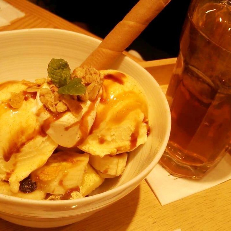 キャラメルバナナの和風ボウルパフェ　わらび餅にはちみつ(こなな エキマルシェ大阪店)