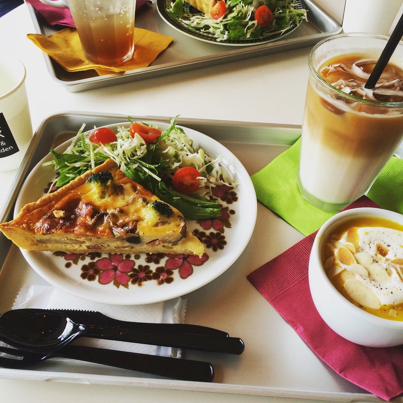 きのことベーコンのキッシュ&パンプキンスープ(Otter Hajek)