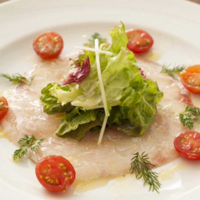 鮮魚のカルパッチョ(デカンターレ ロッソ)