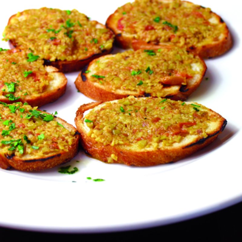 ドライトマトとグリーンオリーブのブルスケッタ(デカンターレ ロッソ)