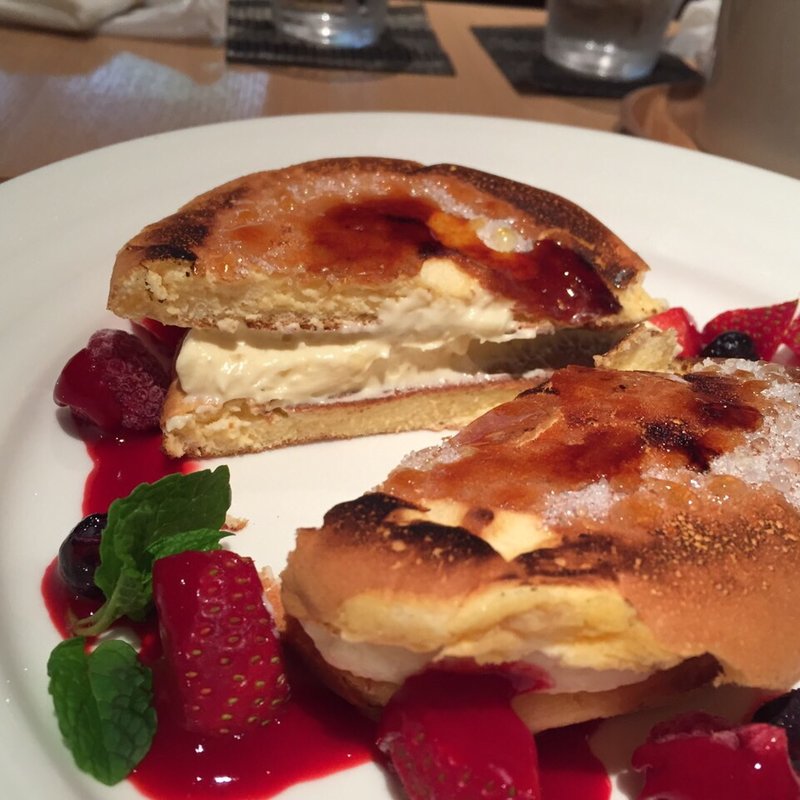 クリームブリュレパンケーキ(木と水と土と)