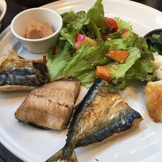 焼魚三種盛定食(ティー・シゼン （t.shizen）)