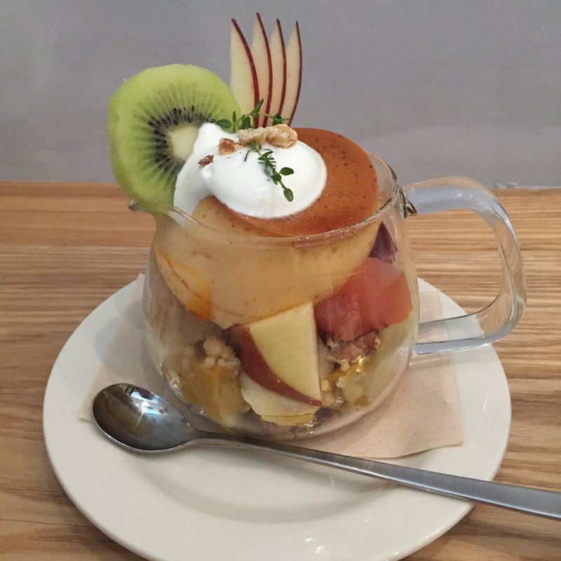 紅茶とりんごのパフェボウル(スリーリトル バーズ カフェ （THREE LITTLE BIRDS CAFE）)