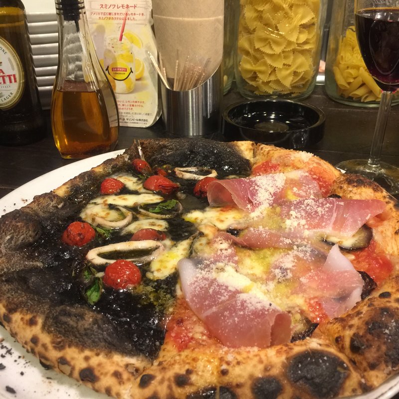 イカスミと生ハムのピザ(イル アルバータ 福島)