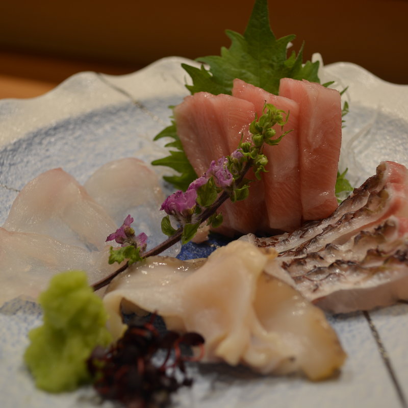 鮪、虎魚などの盛り合わせ(ながとも )