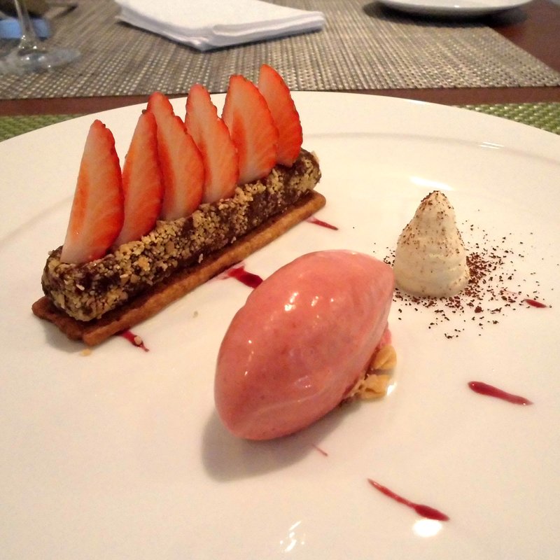 チョコレートケーキ　イチゴのせ(Nafre natural french)