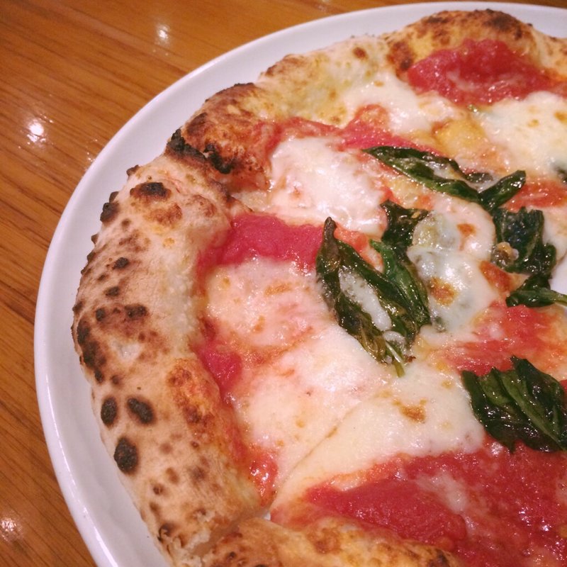 窯焼きナポリピッツァ マルゲリータ(エノテカ・ドォーロ・オンニ・ジョルノ)