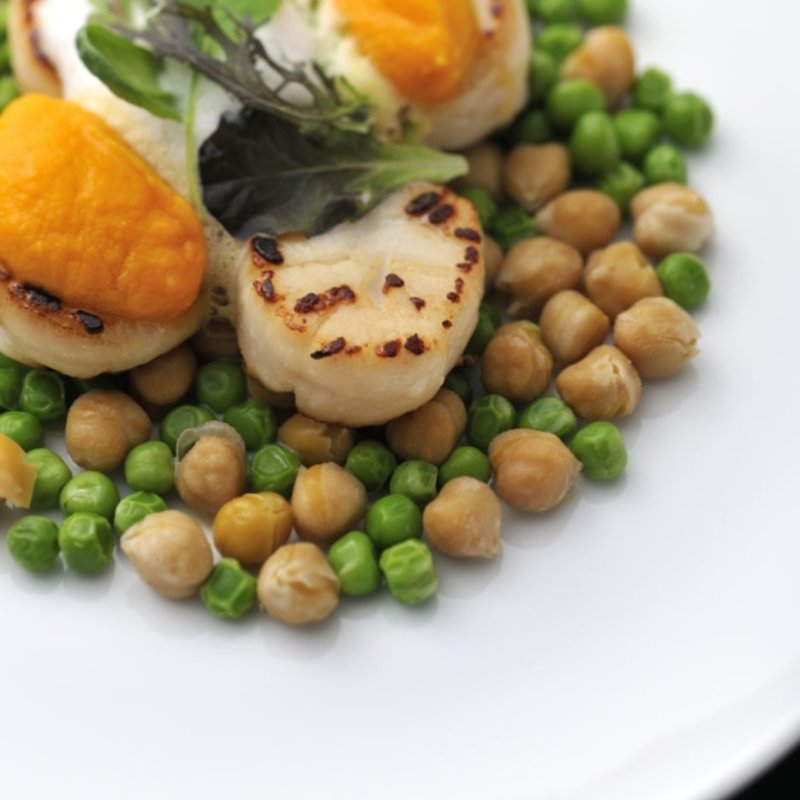 オホーツク産 ホタテ貝のポワレ ベーコンとオリーブのソース(ノースフィールド)