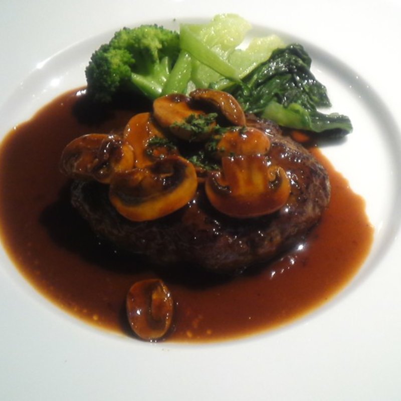 ハンバーグ　マッシュルームソース添え(夏目亭)