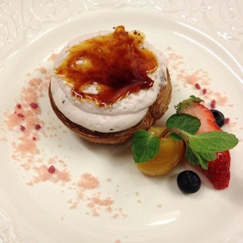 パイのキャラメルソース　フルーツ添え(夏目亭)