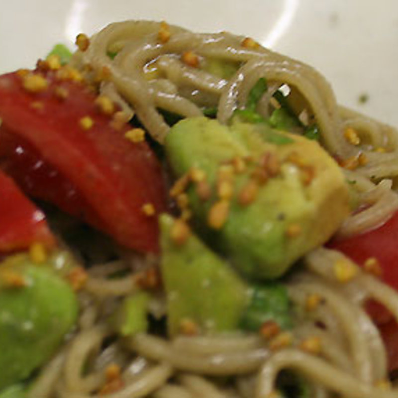 アボカドとトマトのそば(日本橋 仁行)