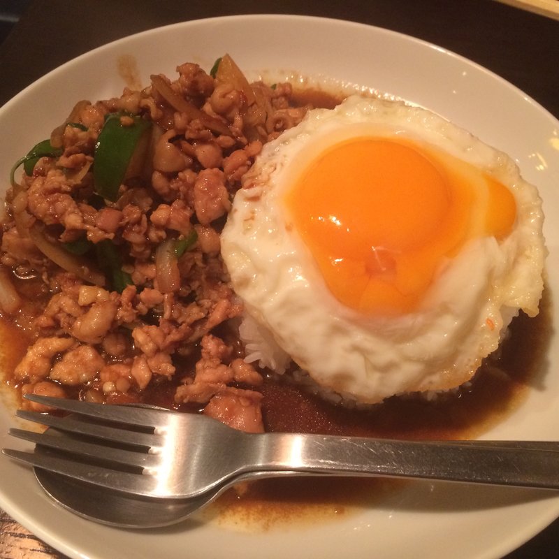 ガパオガイラートカーオ(ガパオ食堂 （ガパオショクドウ）)