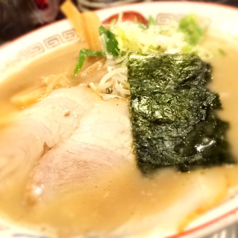 とんこつしょうゆラーメン(王角)