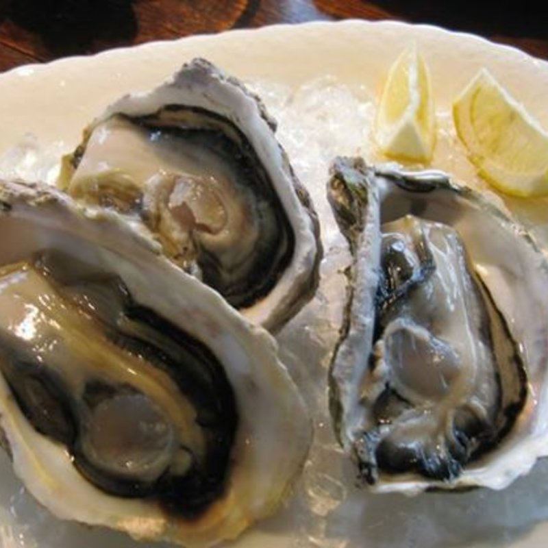 生牡蠣(自然派ワインビストロ 喃喃)