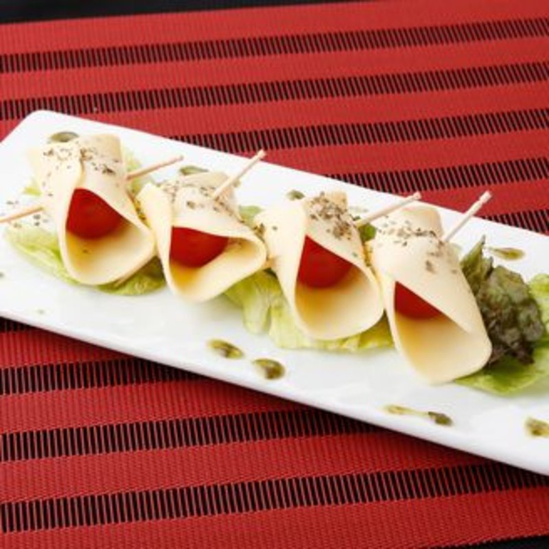 モッツァレラチーズとトマトのカプレーゼ(NICNIC 北千住駅前 （ニクニク）)