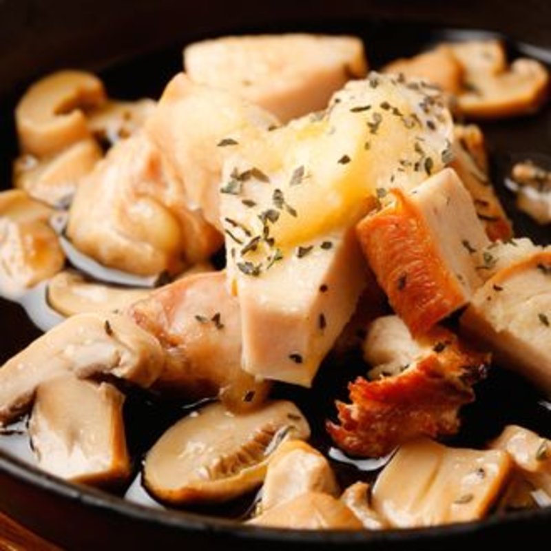 チキンとマッシュルームのアヒージョ(NICNIC 北千住駅前 （ニクニク）)