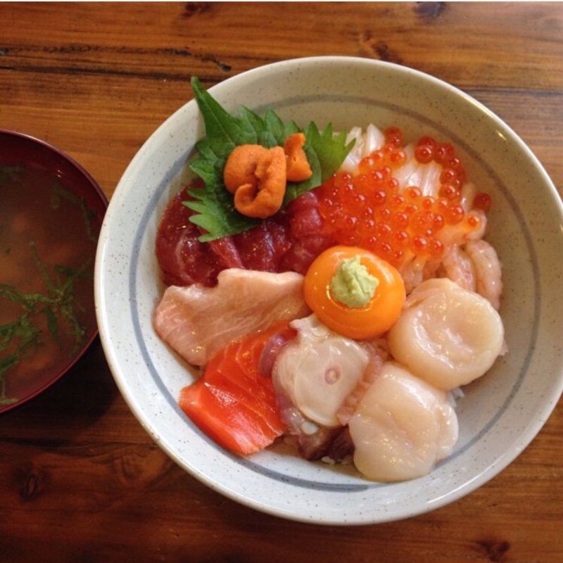 漁師の贅沢漬け丼といちご煮(みなと食堂 （みなとしょくどう）)