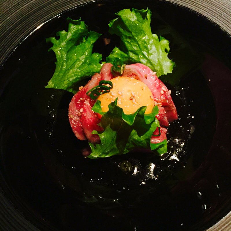 おすすめ！レアステーキモモ(ユッケ風)(但馬屋 E-ma)