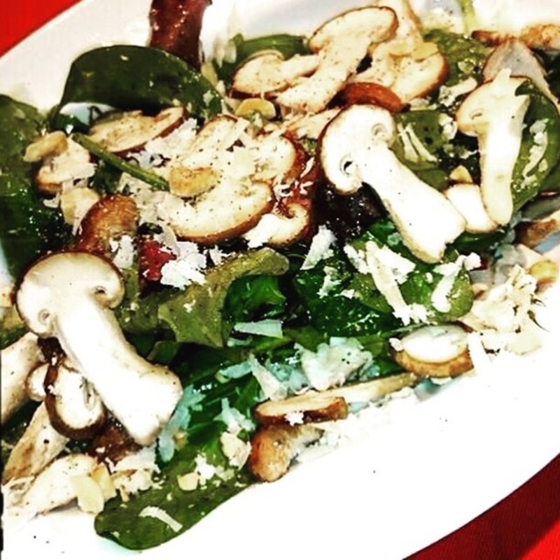 能登産 生マッシュルームのサラダ ヘーゼルナッツとパルミジャーノ添え(Barbaro たまプラーザ)