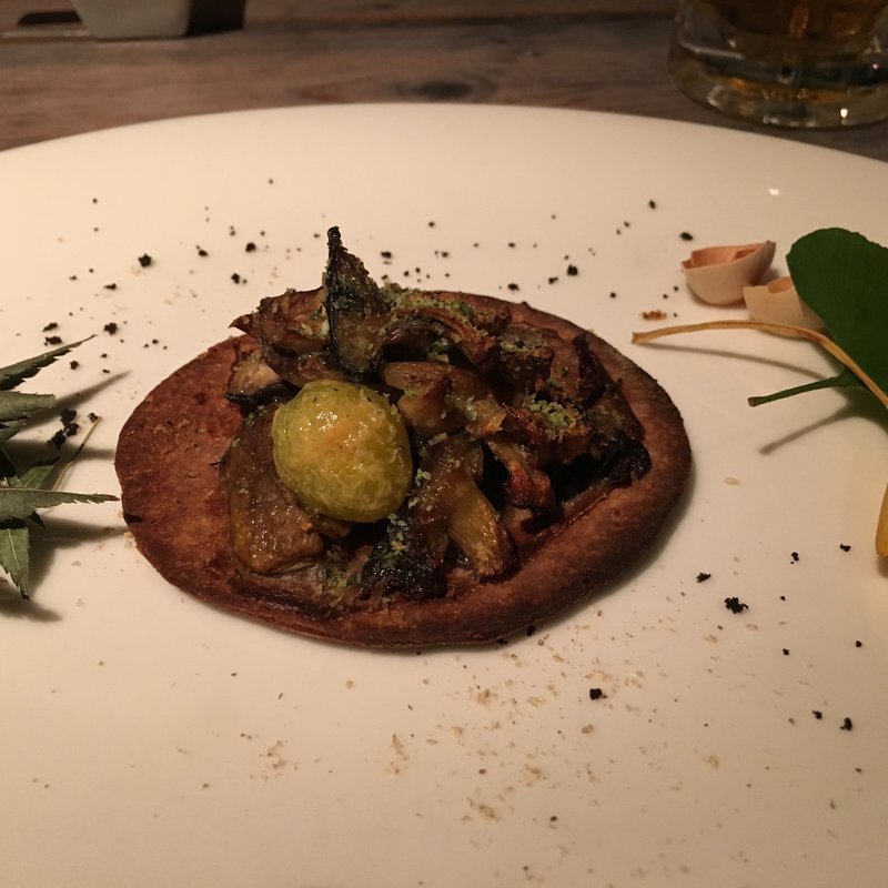 フランス産キノコとエリンギ、マッシュルームのタルト仕立て(白金シェ・トモ ナチュラル キュイジーヌ)