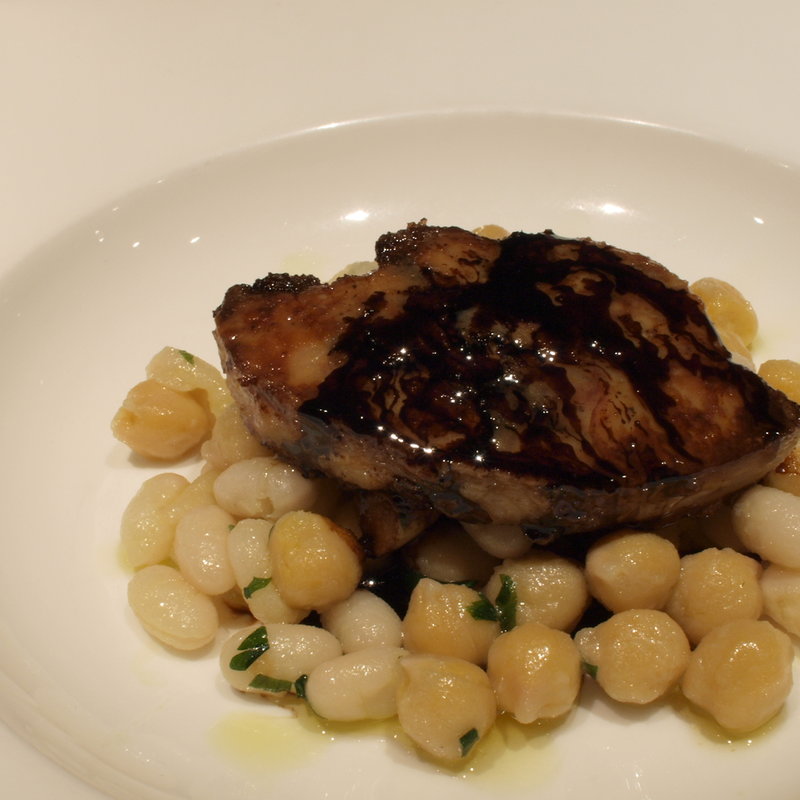 フォアグラのソテー　バルサミコソース　北海道産白いんげん豆とひよこ豆添え(オルティージャ （ORTIGIA）)