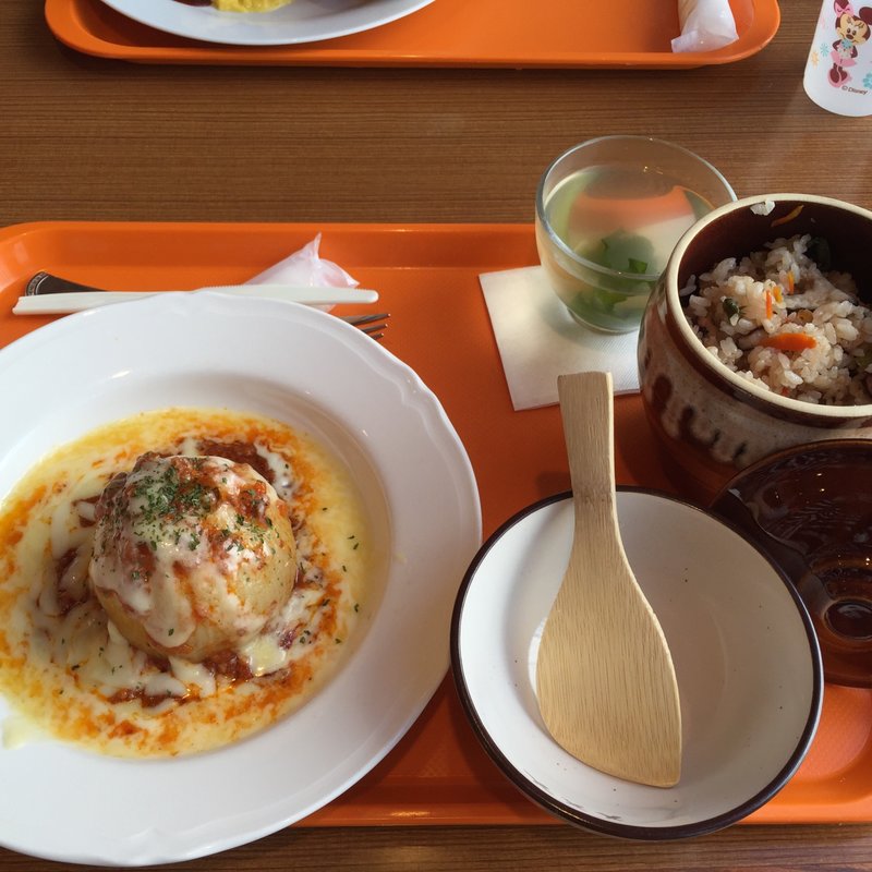 淡路島のまるごと玉ねぎ、明石のたこ飯(トムズスタジオ淡路夢舞台店)